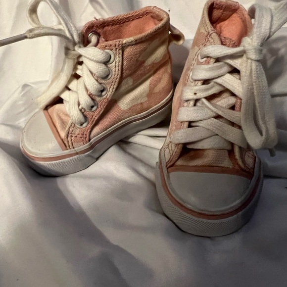 EUC Old Navy tennis shoes. Size 6-12 months. - Picture 3 of 10